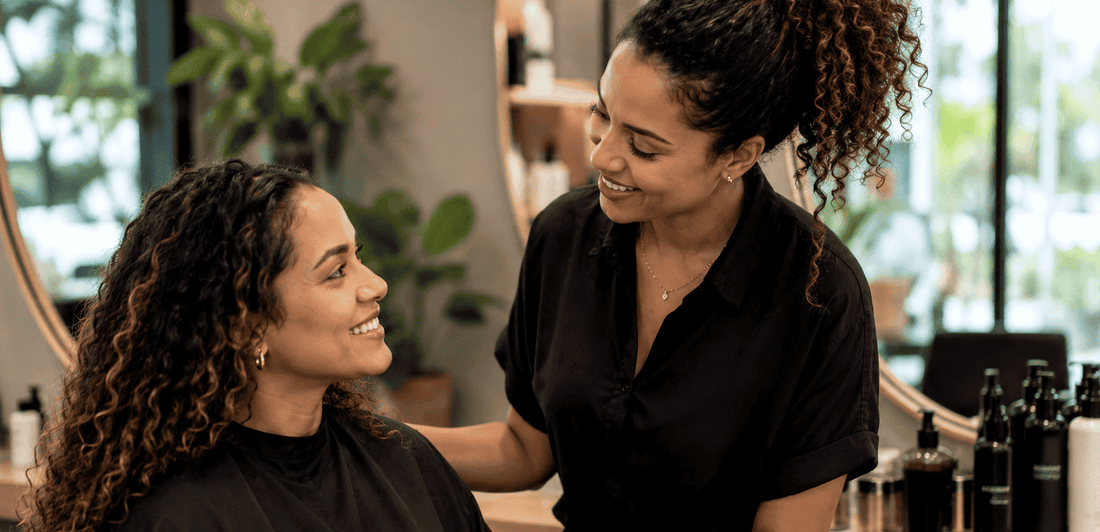 Relation de confiance entre une coiffeuse professionnelle et une cliente fidèle dans un salon de coiffure.