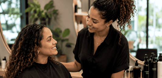 Relation de confiance entre une coiffeuse professionnelle et une cliente fidèle dans un salon de coiffure.