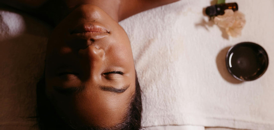 Cliente profitant d'une expérience Head Spa professionnelle dans un espace bien-être premium