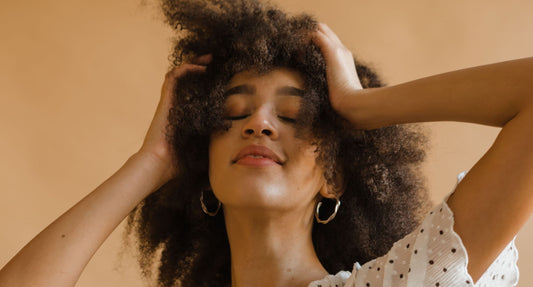 Femme aux cheveux sains illustrant l'importance du cuir chevelu dans la qualité capillaire