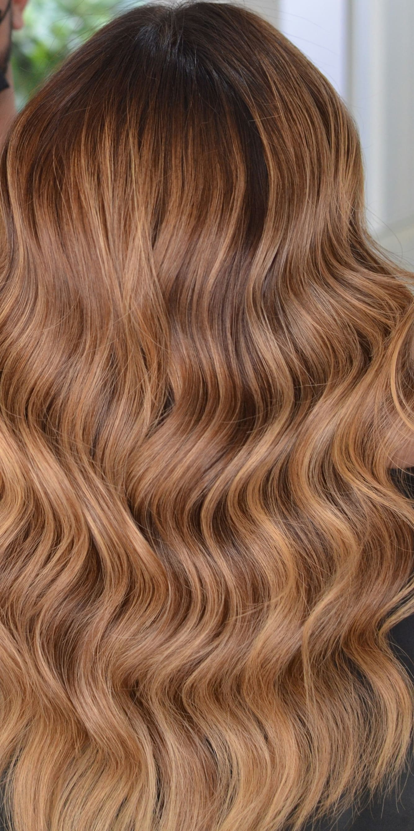 Balayage professionnel réalisé en salon avec personnalisation des reflets et patine technique.