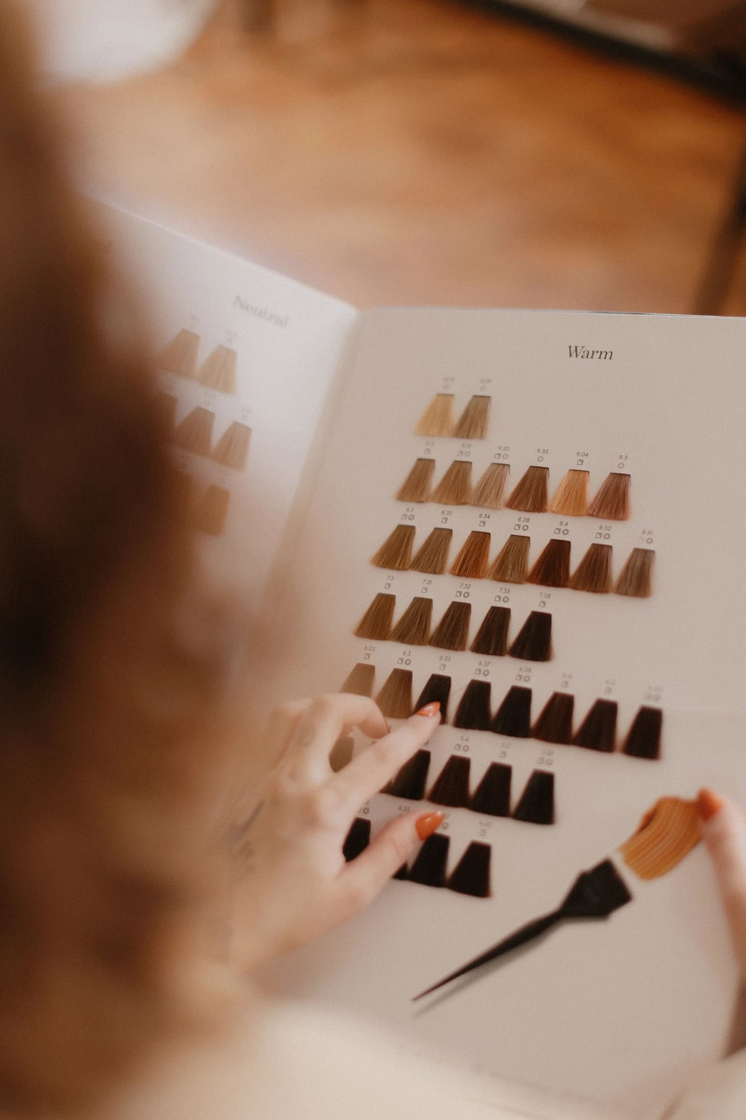 Diagnostic couleur et conseil en coloration professionnelle dans un salon de coiffure.