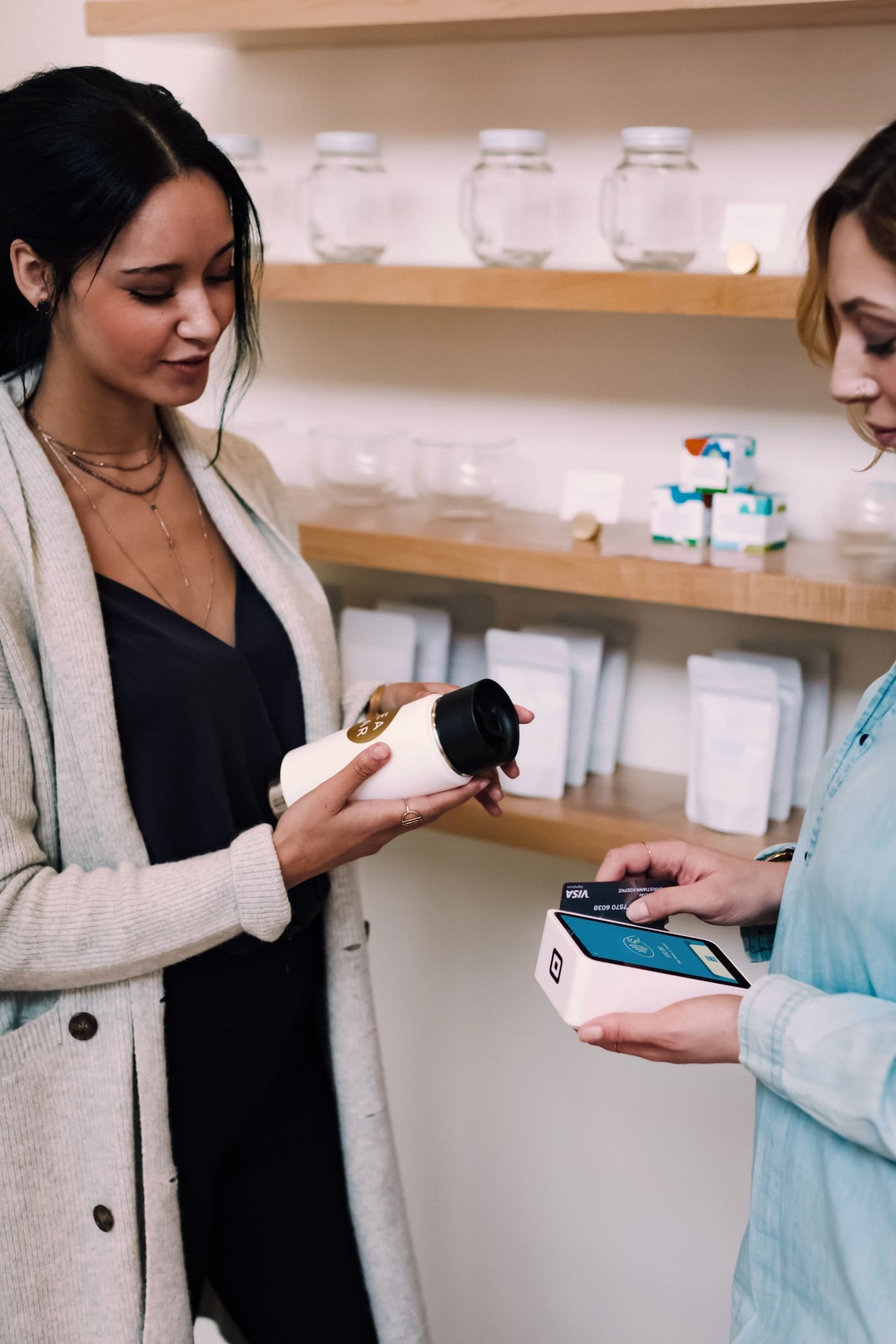 Esthéticienne conseillant une cliente sur des produits professionnels dans un institut de beauté à La Réunion