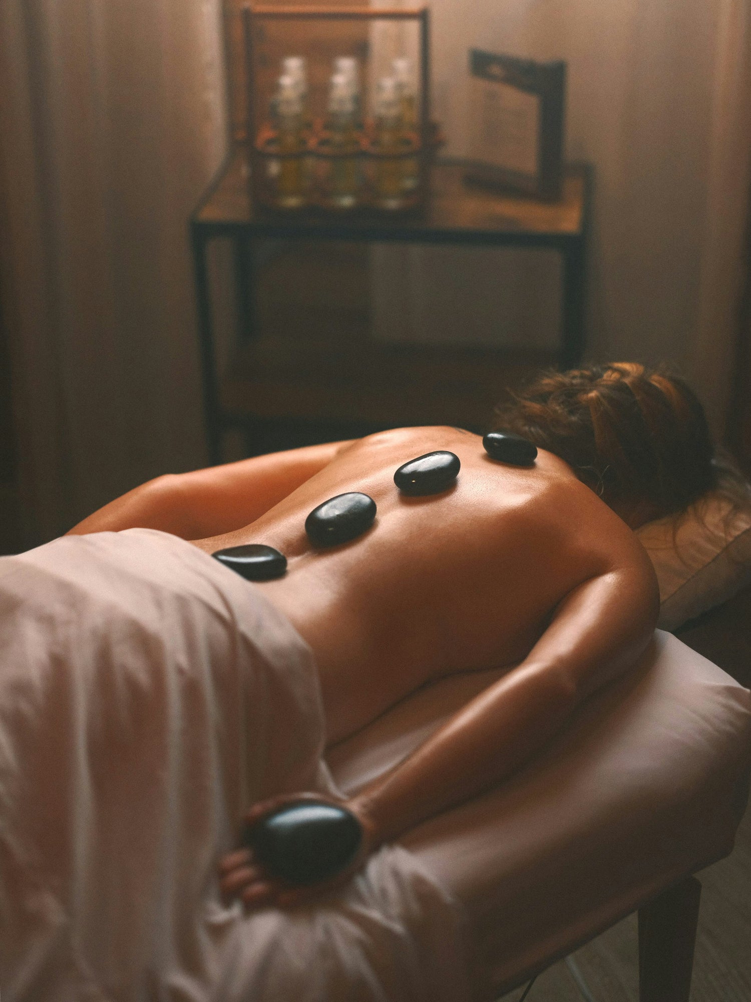 Cliente profitant d’une expérience bien-être dans un spa hôtelier premium à La Réunion