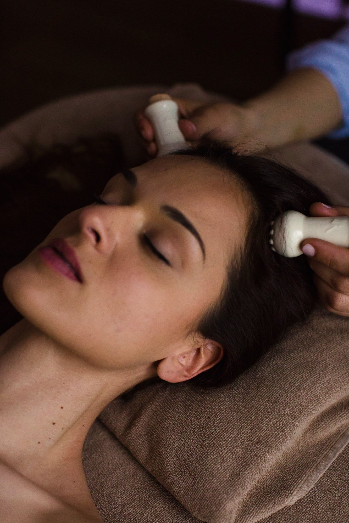 Rituel de soin signature Akwaterra réalisé dans un spa professionnel haut de gamme