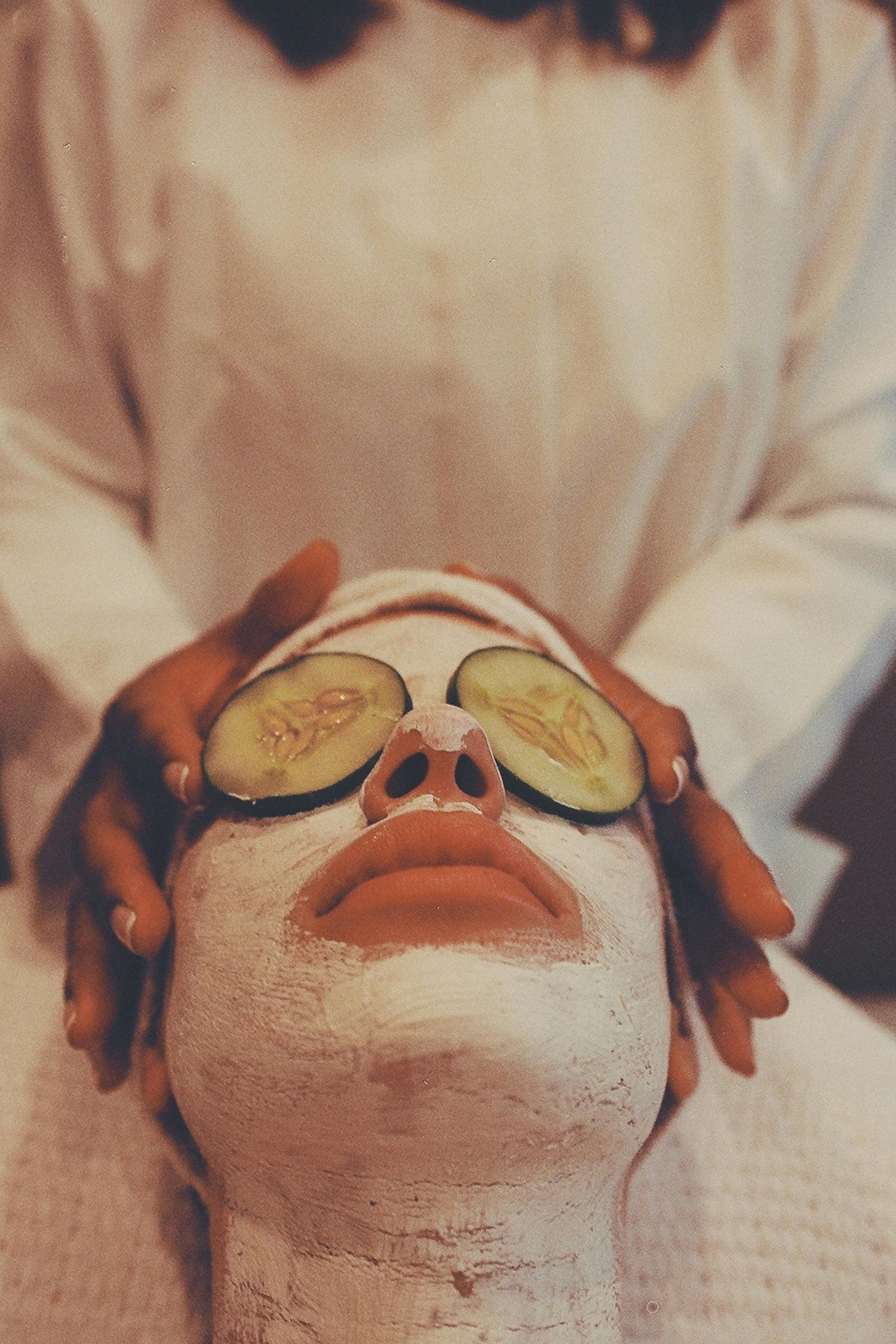 Esthéticienne réalisant un soin visage professionnel dans un institut de beauté à La Réunion